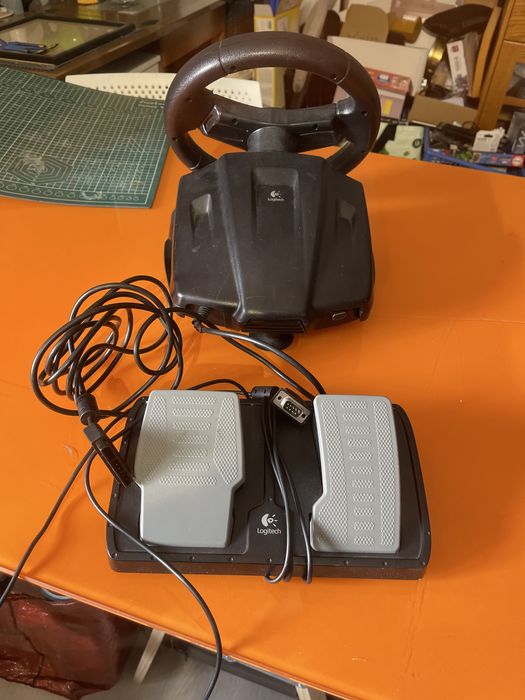 Volante e pedais PS4 Logitech
