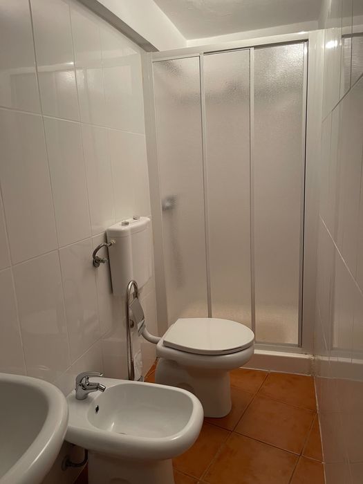 ARRENDA-SE casa mobiliada com despesas 100% incluídas