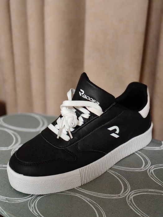 Кросівки жіночі кожані