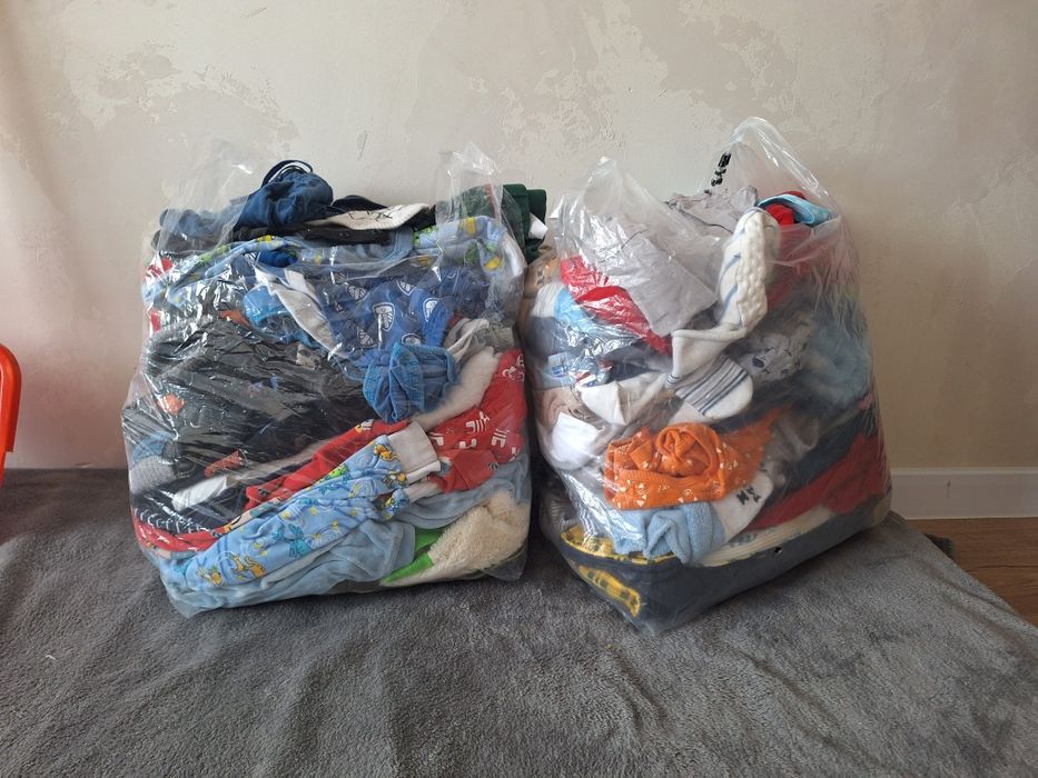 Одяг до року на хлопчика віддам