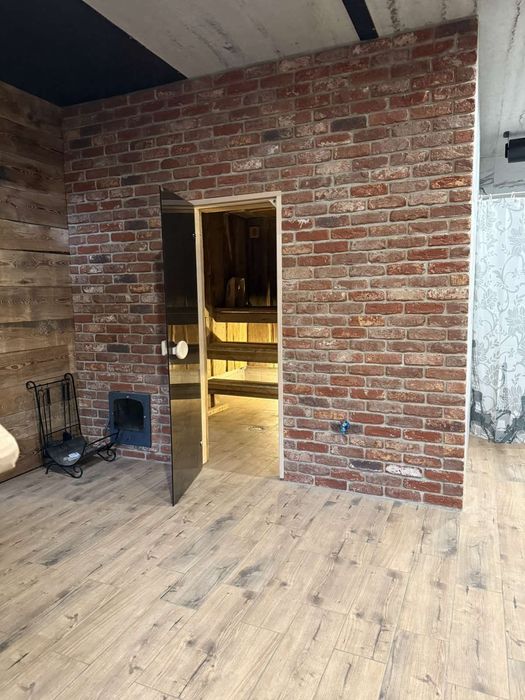 Будинок з банею і басейном