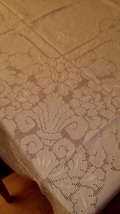 Toalha de mesa meio linho bordado à mão