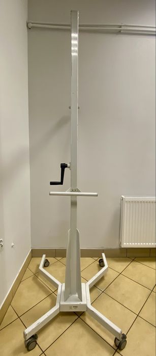 Stojak / uchwyt do aparatu RTG – mobilny, na kółkach