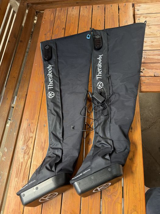 Masażer do nóg THERABODY RecoveryAir Jetboots Medium