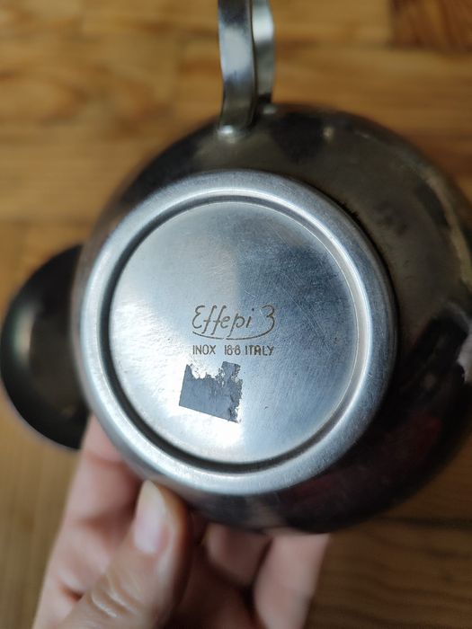 Três taças antigas de metal