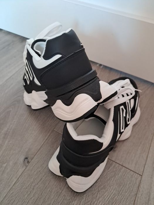 Модні,жіночі кросівки