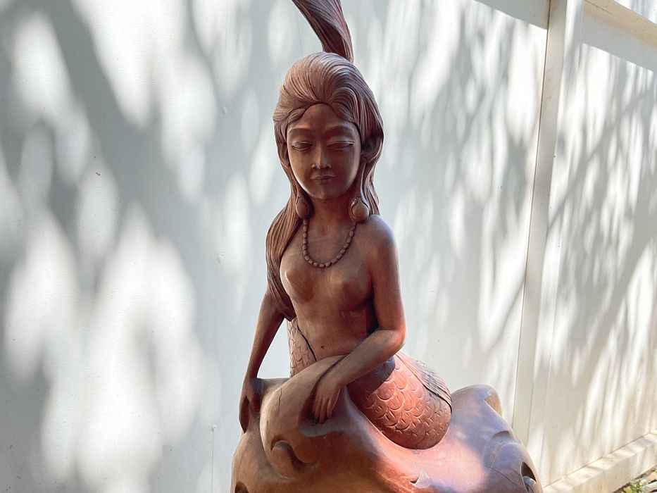 Estatueta de sereia em madeira exótica