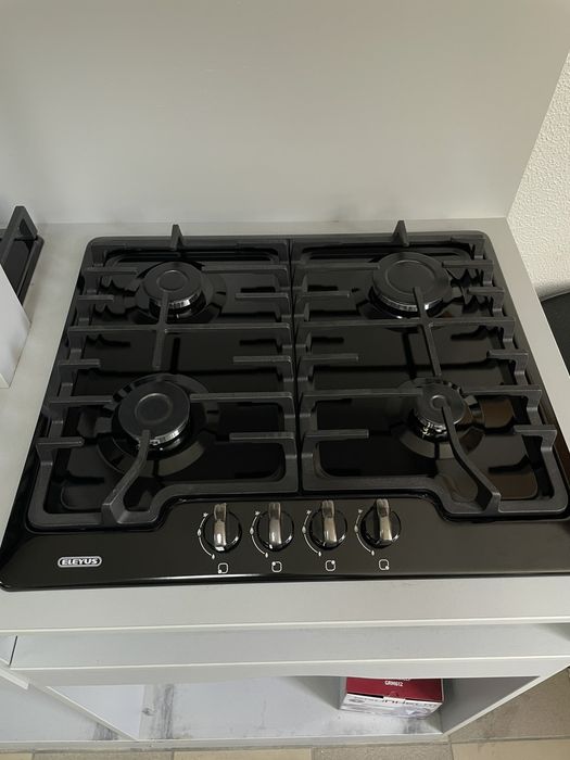 Вбудована духовка, витяжка і поверхня