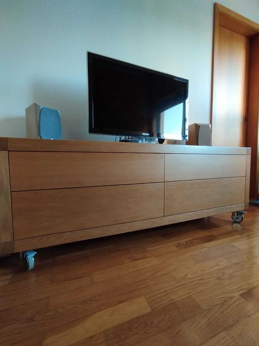 Móvel para sala de estar com rodas
