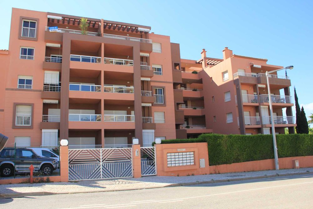 Setembro a preços esp. consulte.- Apartamento T1 Praia da Rocha  Piscina + Garagem em condominio privado.
