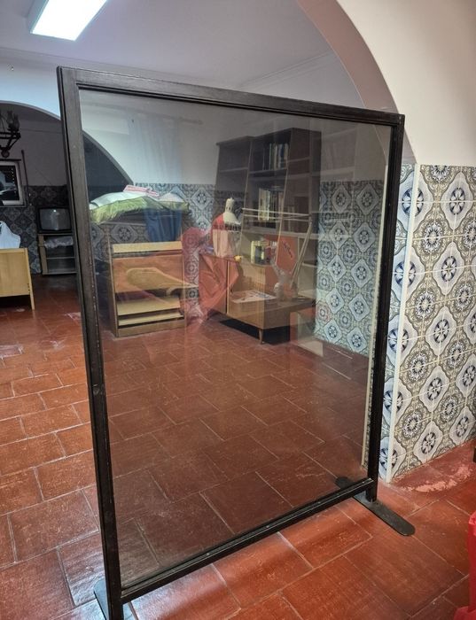 Divisória em acrílico com moldura preta