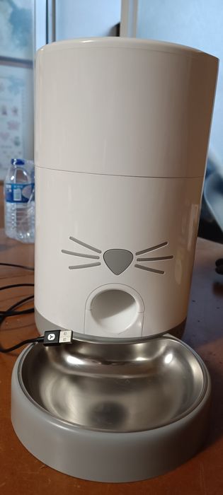 Dispensador de comida para gatos
