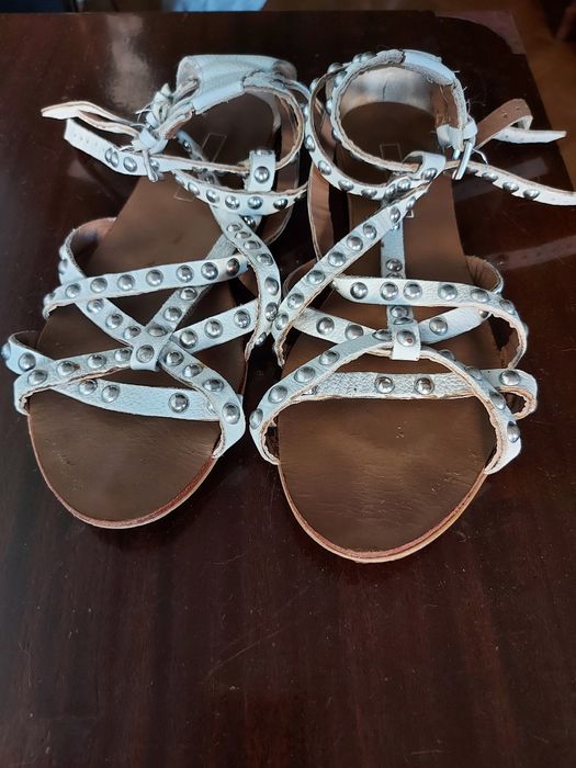 Sandálias Zara em pele com ataches