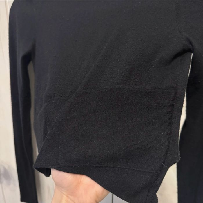 Sweterek krótki czarny elegancki basic z długim rękawem