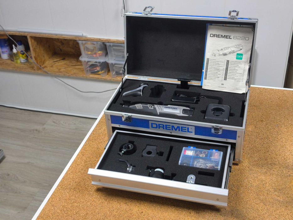Kit Dremel 8220 Platinum Edition (Mala Alumínio) - Como Novo