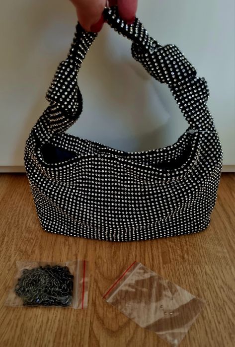Mala/pochete de fundo preto e cheia de brilhantes. Forrada. Com alças