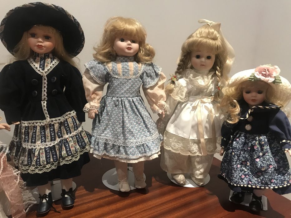 Coleção 8 Bonecas Porcelana c/suporte