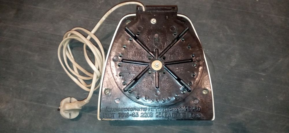 Автотрансформатор  ''АРБ-250''. Потужність - 250 Вт.