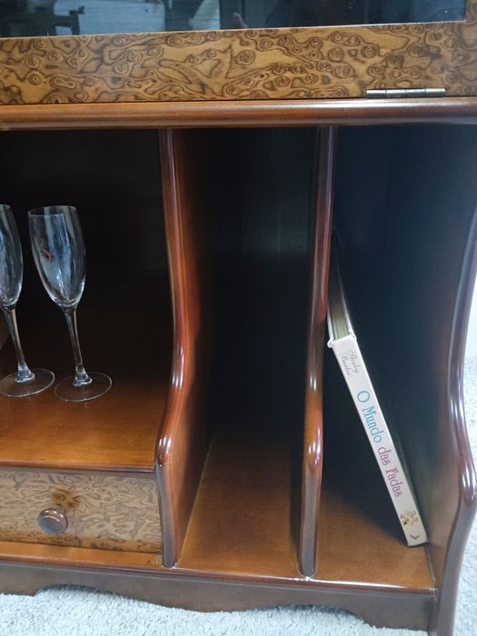 Belíssimo móvel anos 80
Multifuncional com iluminação. madeira maciça