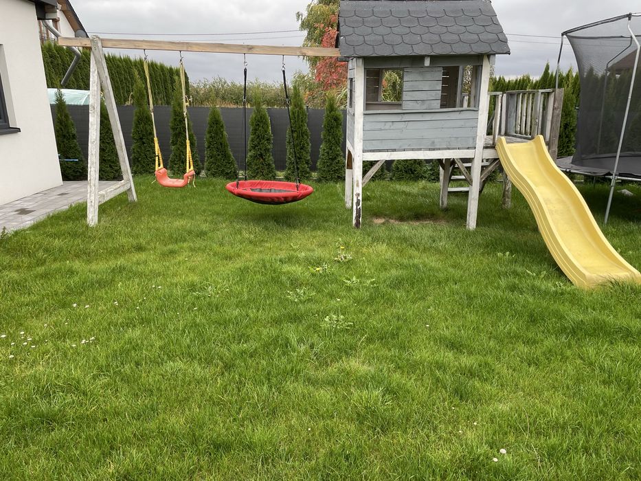 Domek drewniany, plac zabaw dla dzieci, huśtawka
