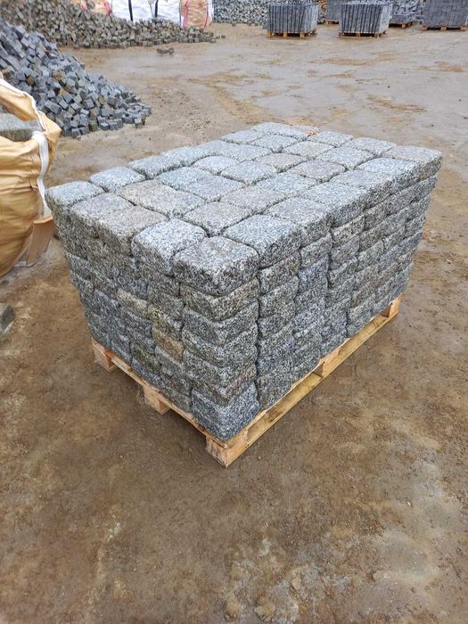 Kostka granitowa cięto-łupana otoczona 16/16/6; 16/16/8 szaro-ruda