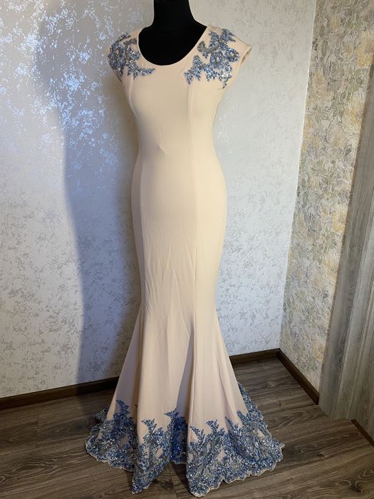 Вечірня бежева сукня зі шлейфом, вишита камінням