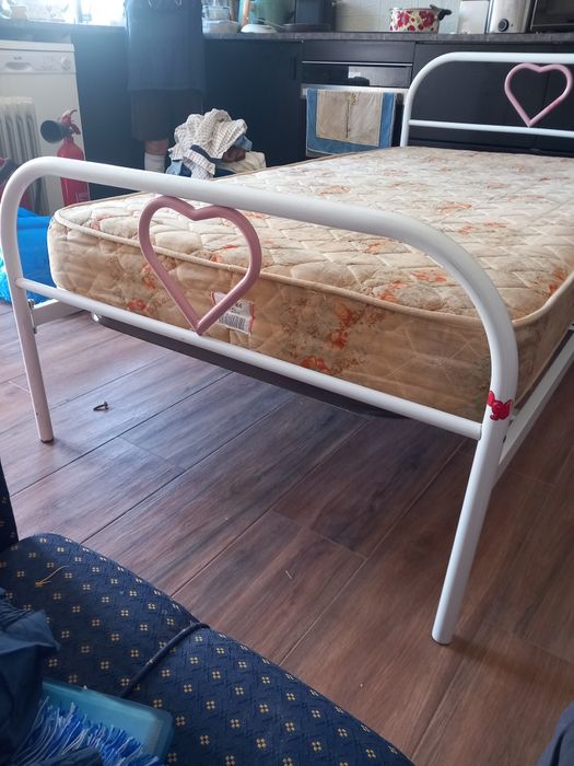 Cama em ferro de solteira