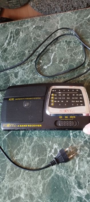 Радиоприемник с телескопической антенной.