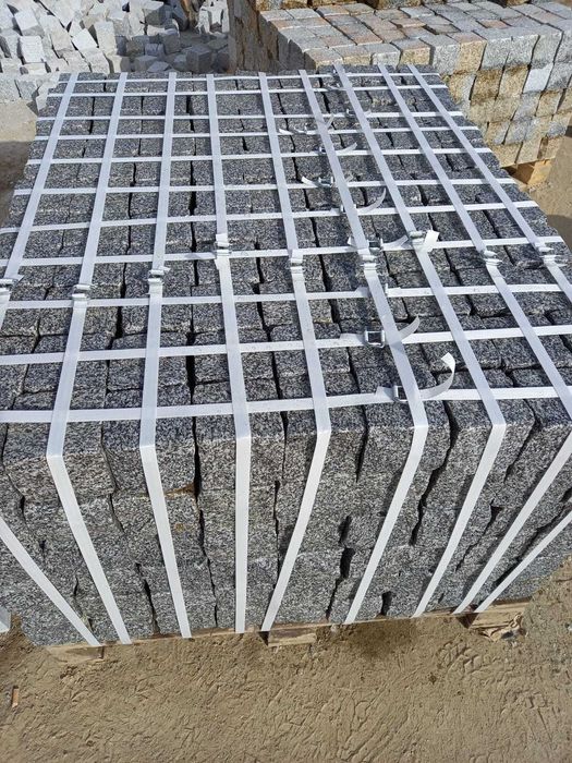 Kostka granitowa cięto-łupana płomieniowana "Strzelin" 10/10/10, szara