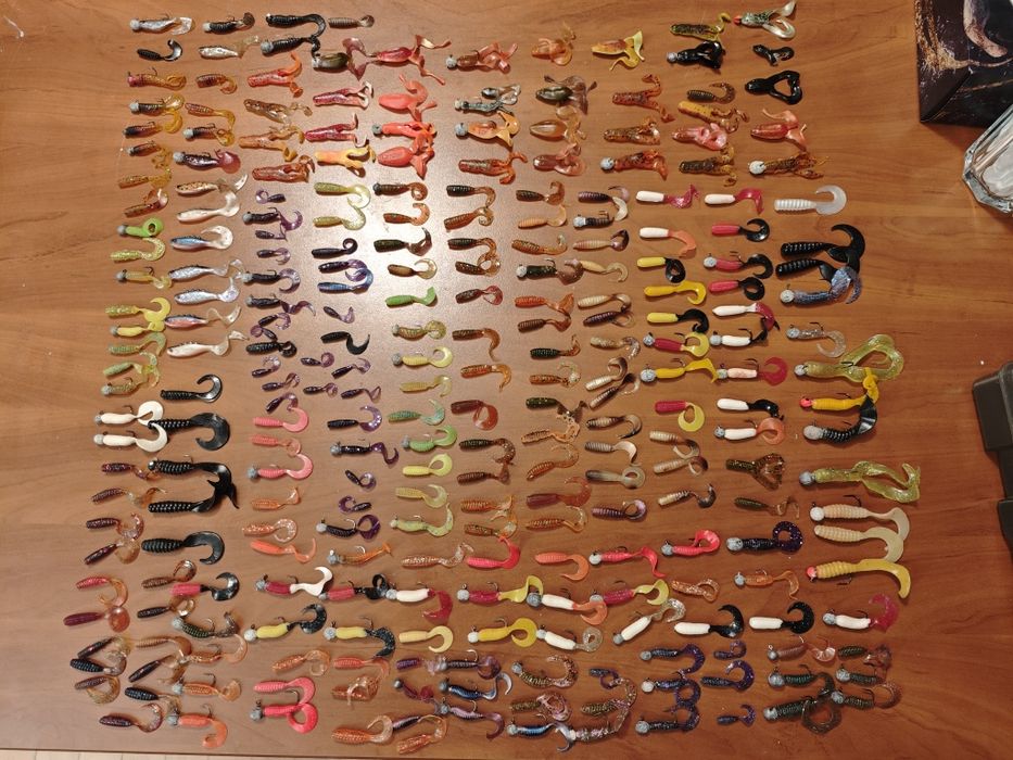 Dwa Boxy z przynętami gumowymi Twisterki żaby i inne