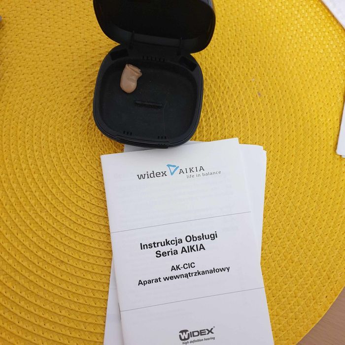 Aparat słuchowy videx na prawe ucho.