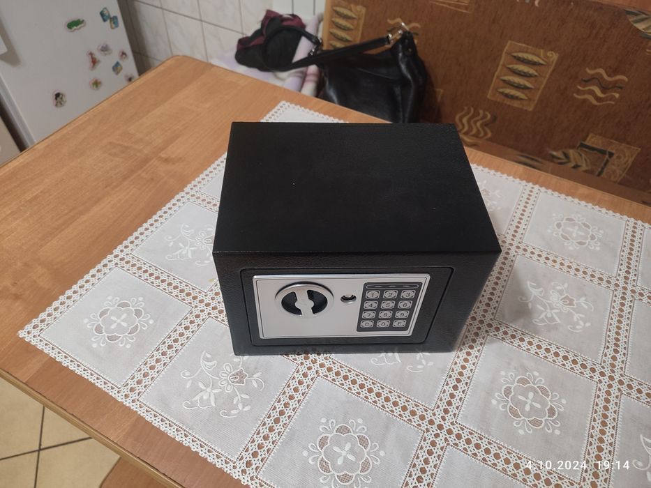 Nowy czarny sejf z kluczykami