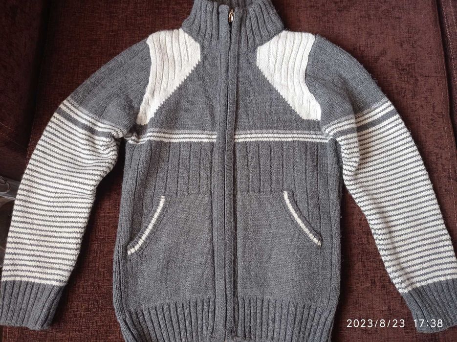 Тепла в'язана кофта на замочку