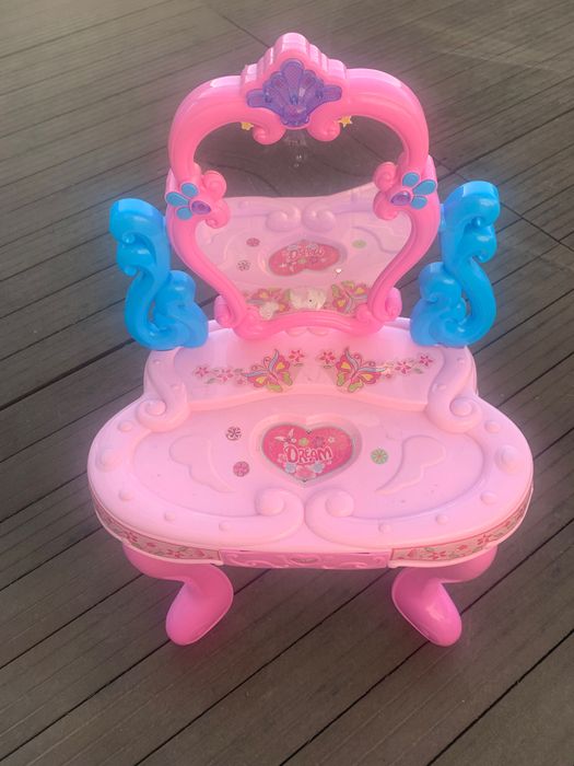 Baloiço, carrinho de mão, tábua de passar ferro, balde e toucador