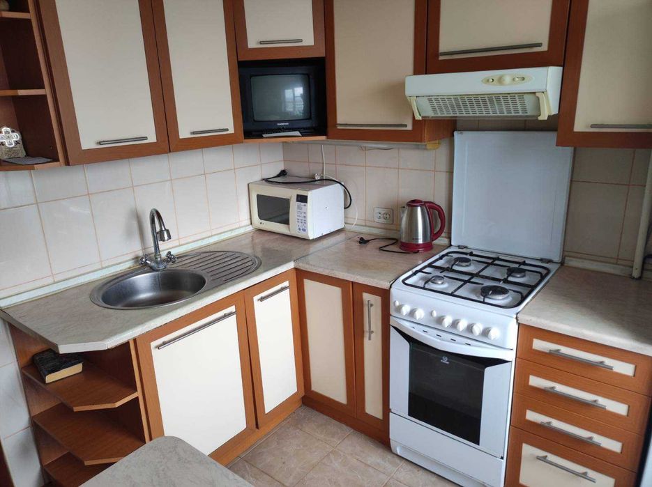 Продам 2 ком. 54 кв. с мебелью и техникой!!! Артема 13000  у.е