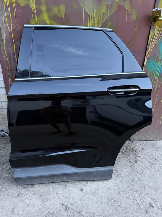 В продаже задняя левая дверь на ford edge 15-24 год в цвете UM  в хорошем состоянии