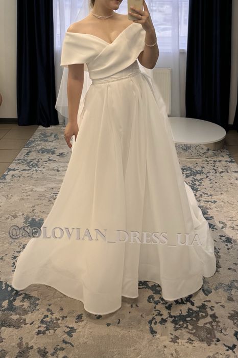 Весільна сукня зі шлейфом