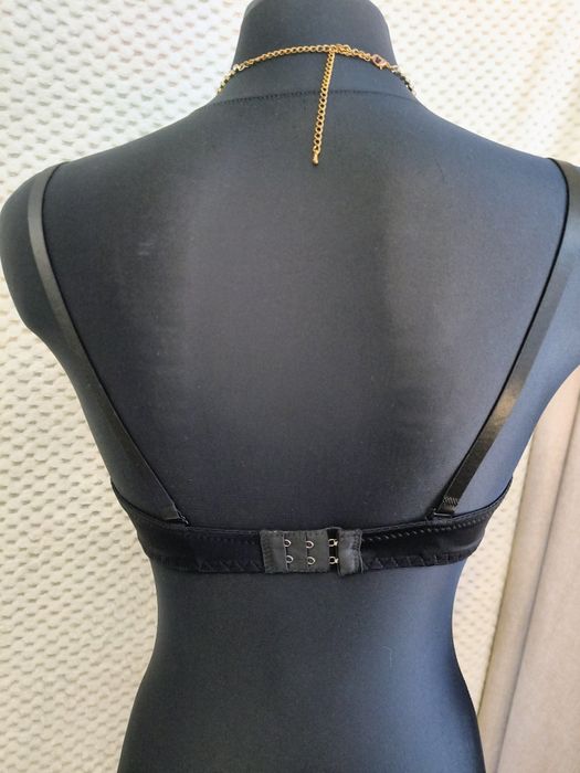 Czarny koronkowy stanik biustonosz usztywniany odpinane ramiączka r. 85C