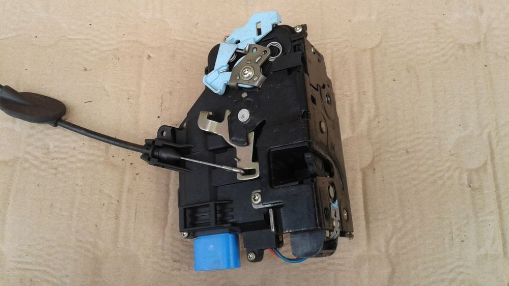 Zamek drzwi prawy tył VW Golf V plus Touran Altea Octavia 2 7L0839016D 7L0839016