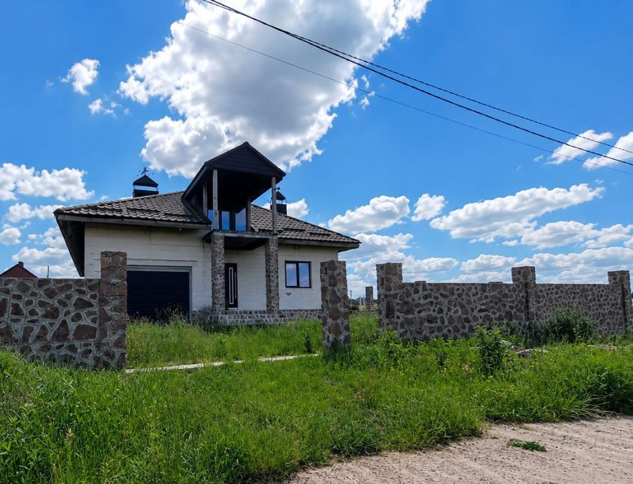 • Продаж затишного будинку