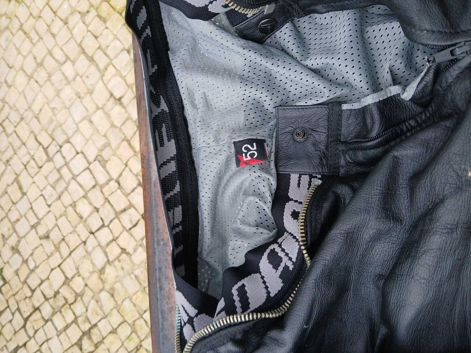 Duas calças Dainese em cabedal