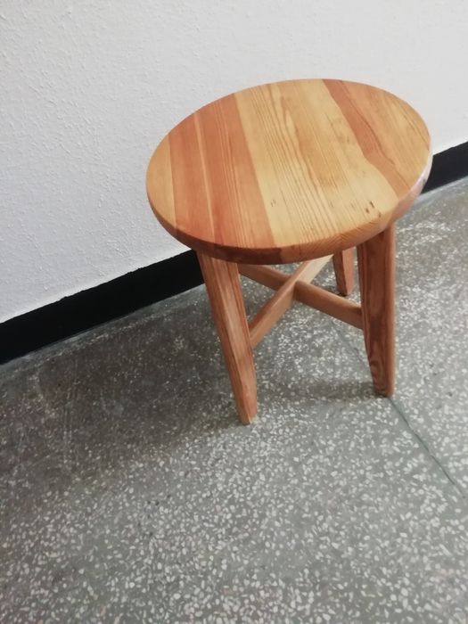 taboret z okrągłym siedziskiem,  wykonany z litego drewna sosnowego