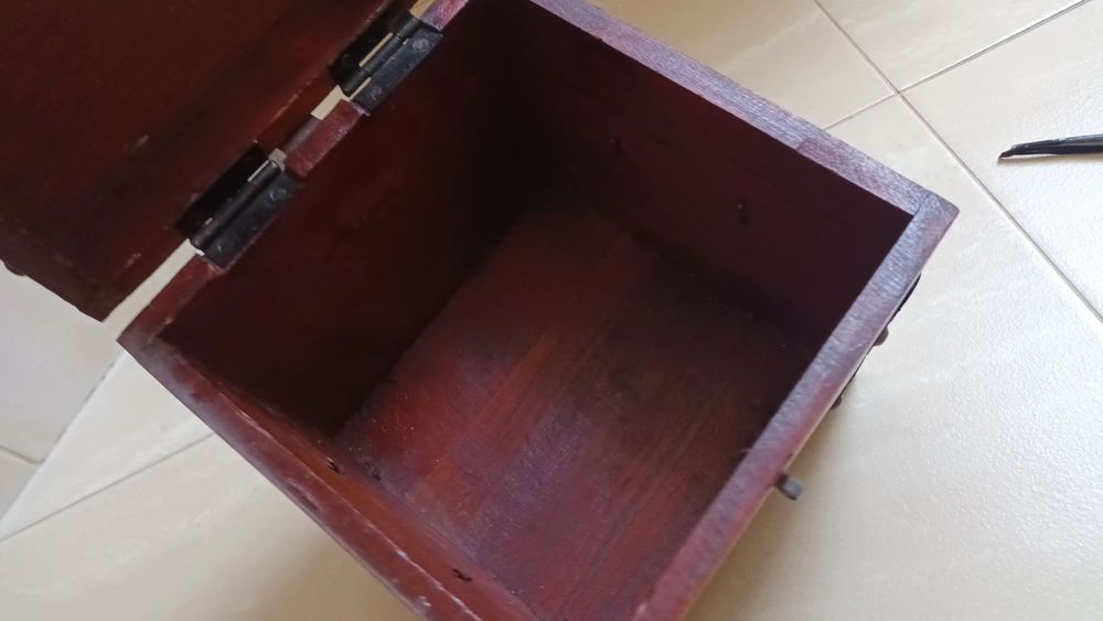 Kolonialna skrzynka na drobiazgi