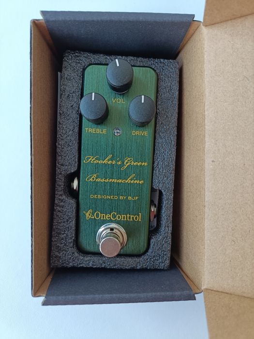Pedal Baixo One Control OC-HGB Hooker's Green Bass Machine distorção