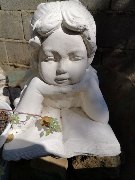 Duas estátuas de jardim