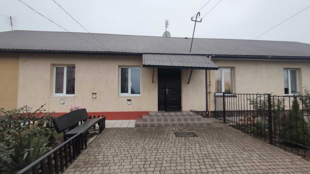 Продається трикімнатна квартира (частина будинку)