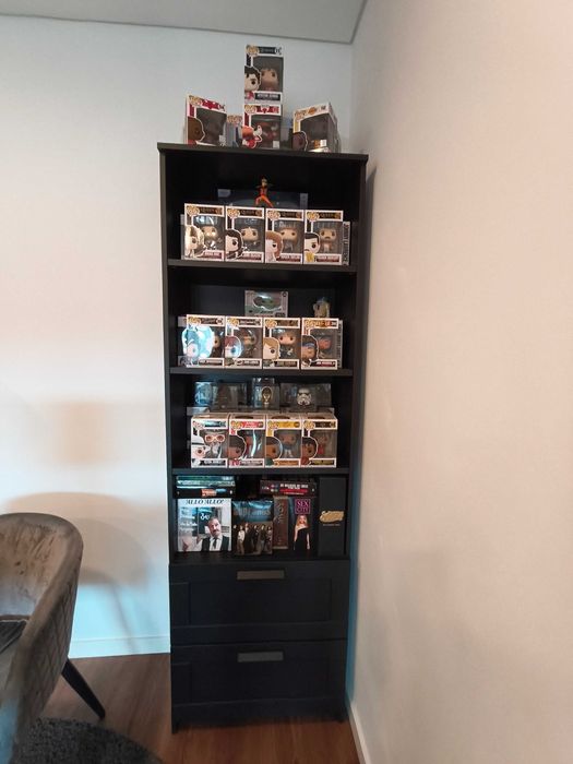Estante BRIMNES IKEA, cor preto.