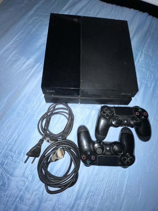 Vendo ps4 com dois comandos