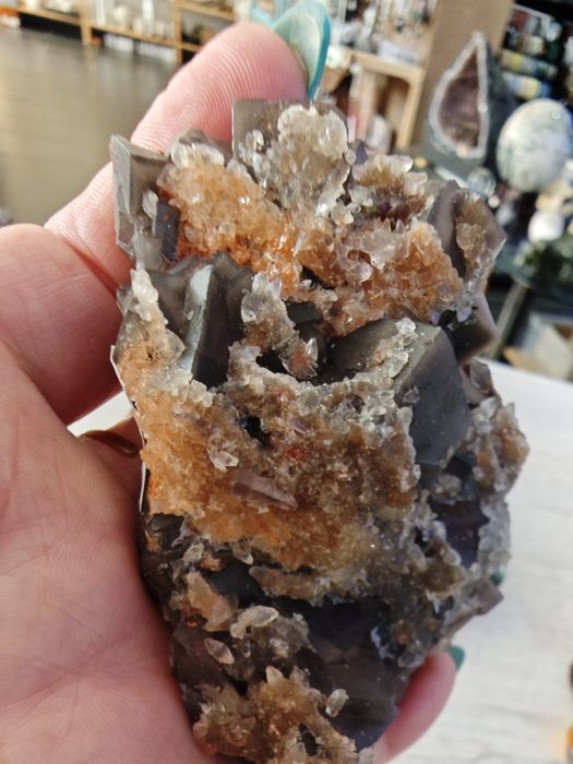 Fluorita cúbica negra, mineral raro