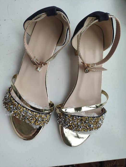 Sandálias de senhora novas